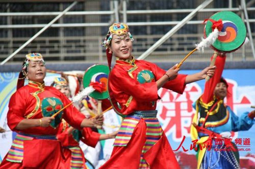 གཞིས་ཀ་རྩེའི་རྫོང་སོ་སོས་རིག་རྩལ་འཁྲབ་སྟོན་སྤེལ་ནས་རིག་གནས་དུས་ཆེན་ལ་སྤྲོ་དགའི་དཔལ་བསྩལ་བ།